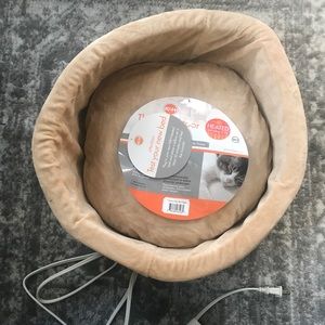 NWT Thermal Indoor Cat Bed